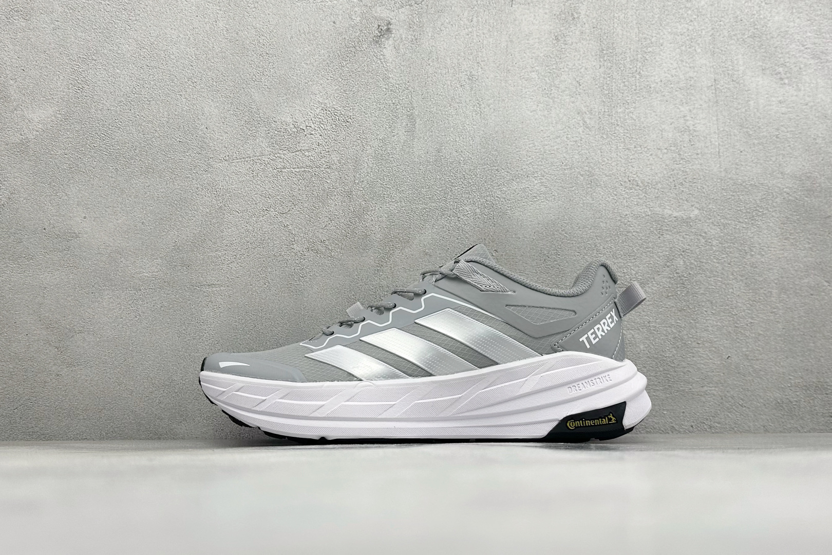 YD版Adidas TERREX FREEHIKER LT 防滑耐磨运动跑鞋 鞋底会比大齿花的越野底更防滑 搭配GORE YD版Adidas TERREX FREEHIKER LT 防滑耐磨运动跑鞋 鞋底会比大齿花的越野底更防滑 搭配GORE
