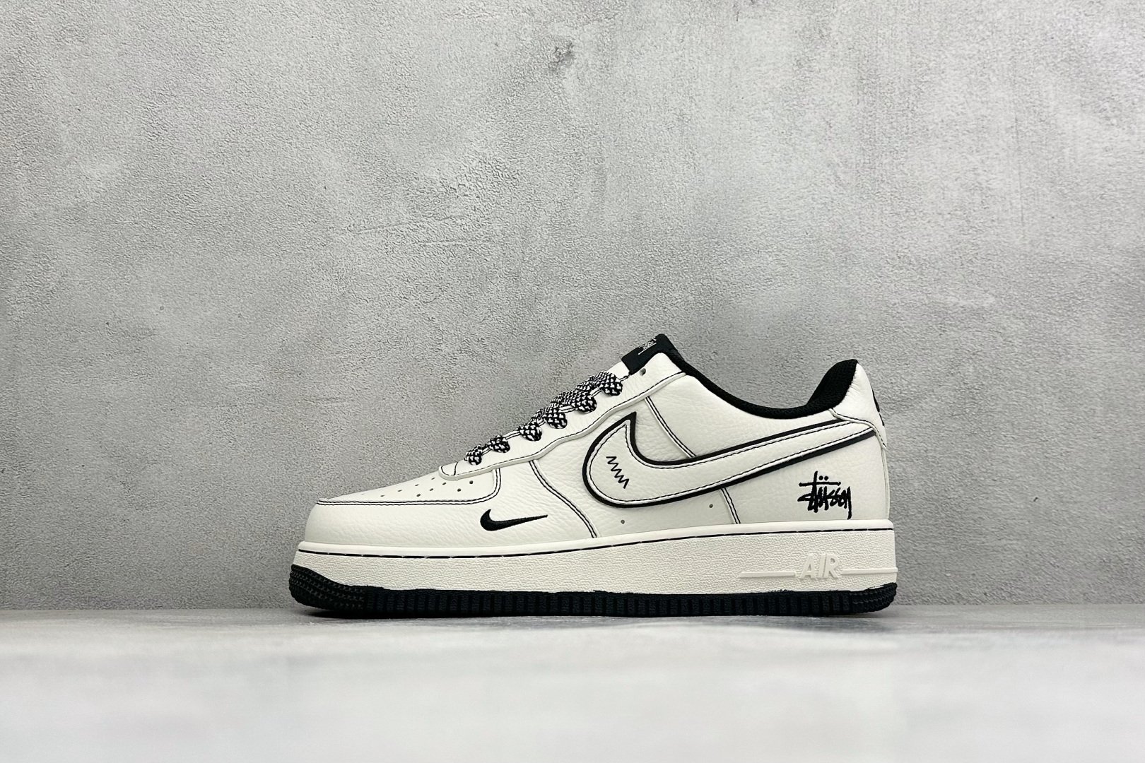 潮酷素描 街头王者 AIR FORCE 1,这款米白黑边联名空军一号采用细腻头层牛皮打造,黑色描边勾勒出素描手绘质感,双 潮酷素描 街头王者 AIR FORCE 1,这款米白黑边联名空军一号采用细腻头层牛皮打造,黑色描边勾勒出素描手绘质感,双