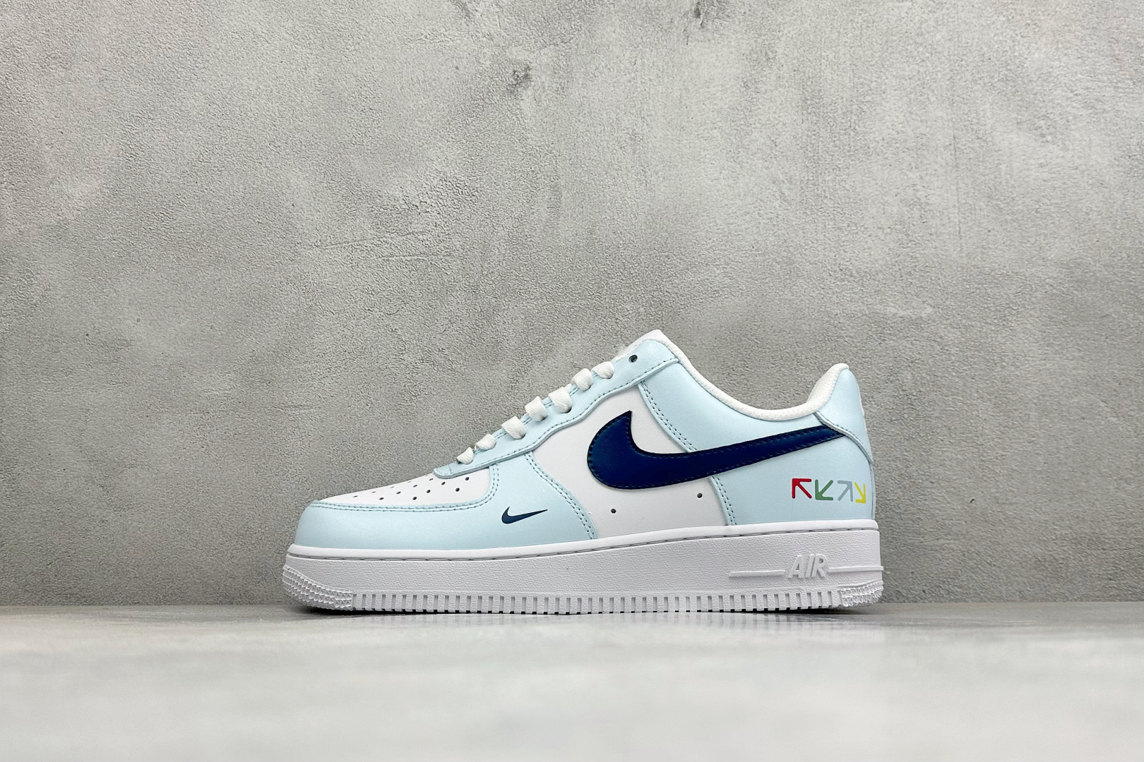 清爽奶蓝 潮感拉满 AIR FORCE 1，这款浅蓝撞藏青空军一号颜值直击人心，细腻光面皮革鞋面柔软耐折，日常擦拭打理轻