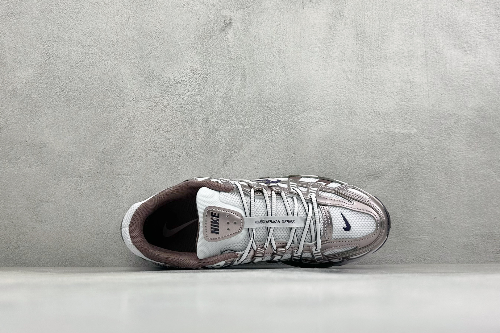 Nike P-6000 耐克低帮休闲城市通勤跑步鞋 采用透气网眼布搭配皮革和合成材质覆面 再现早期鞋款外观 活力配色打造