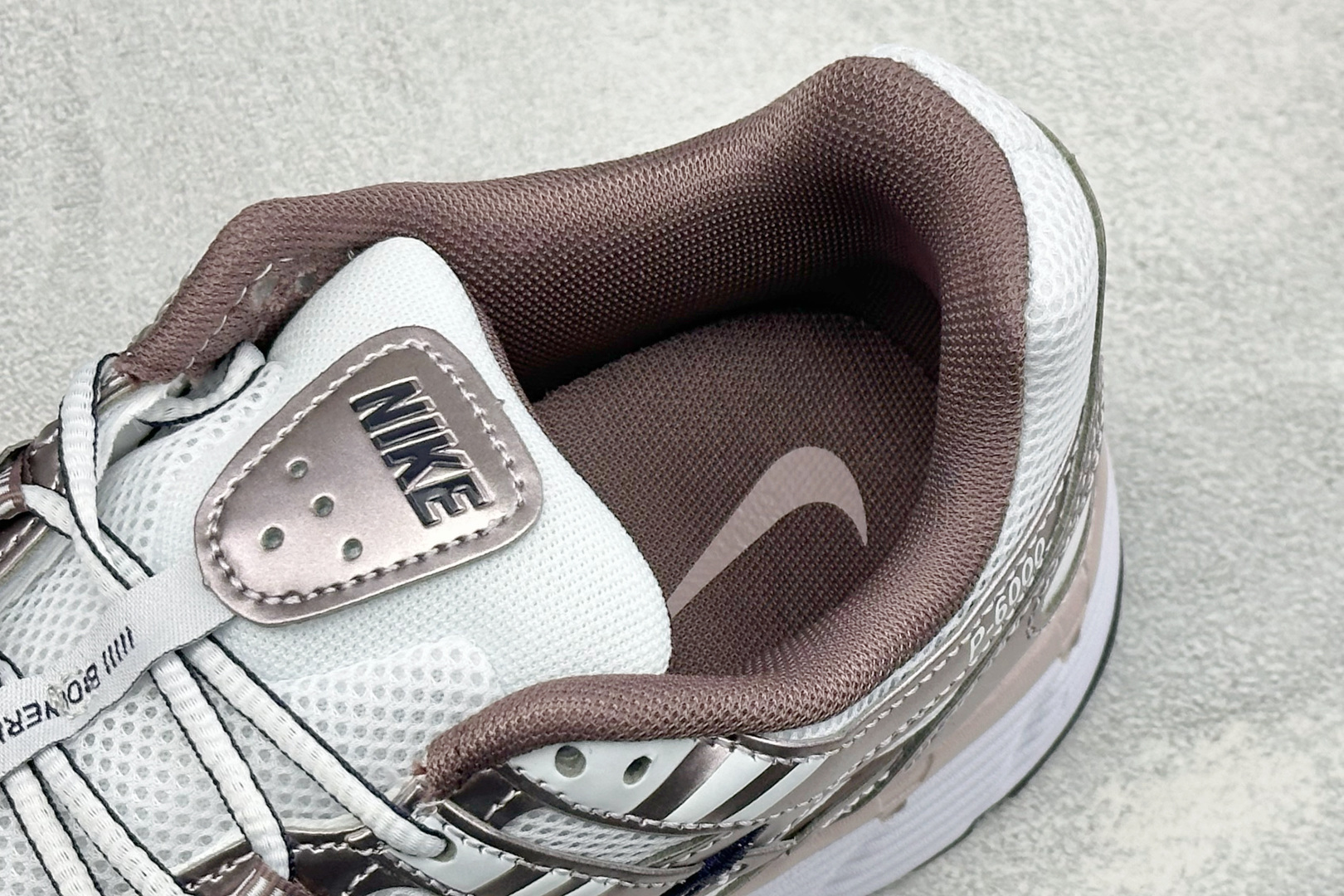 Nike P-6000 耐克低帮休闲城市通勤跑步鞋 采用透气网眼布搭配皮革和合成材质覆面 再现早期鞋款外观 活力配色打造