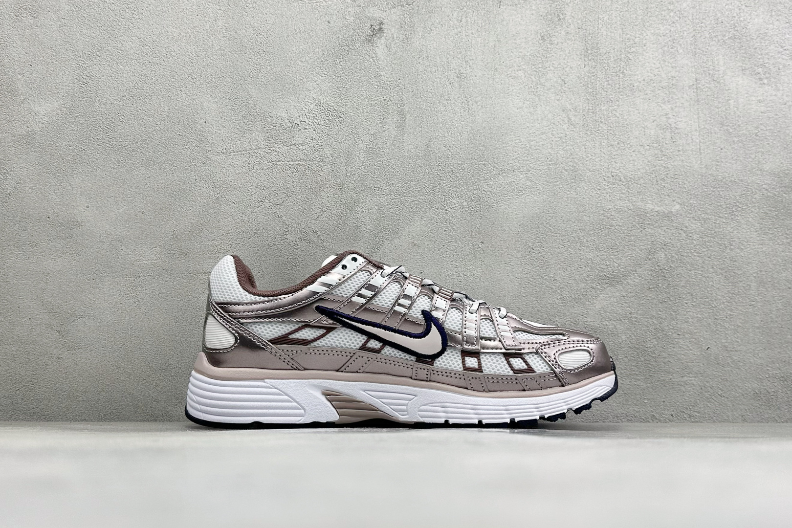 Nike P-6000 耐克低帮休闲城市通勤跑步鞋 采用透气网眼布搭配皮革和合成材质覆面 再现早期鞋款外观 活力配色打造