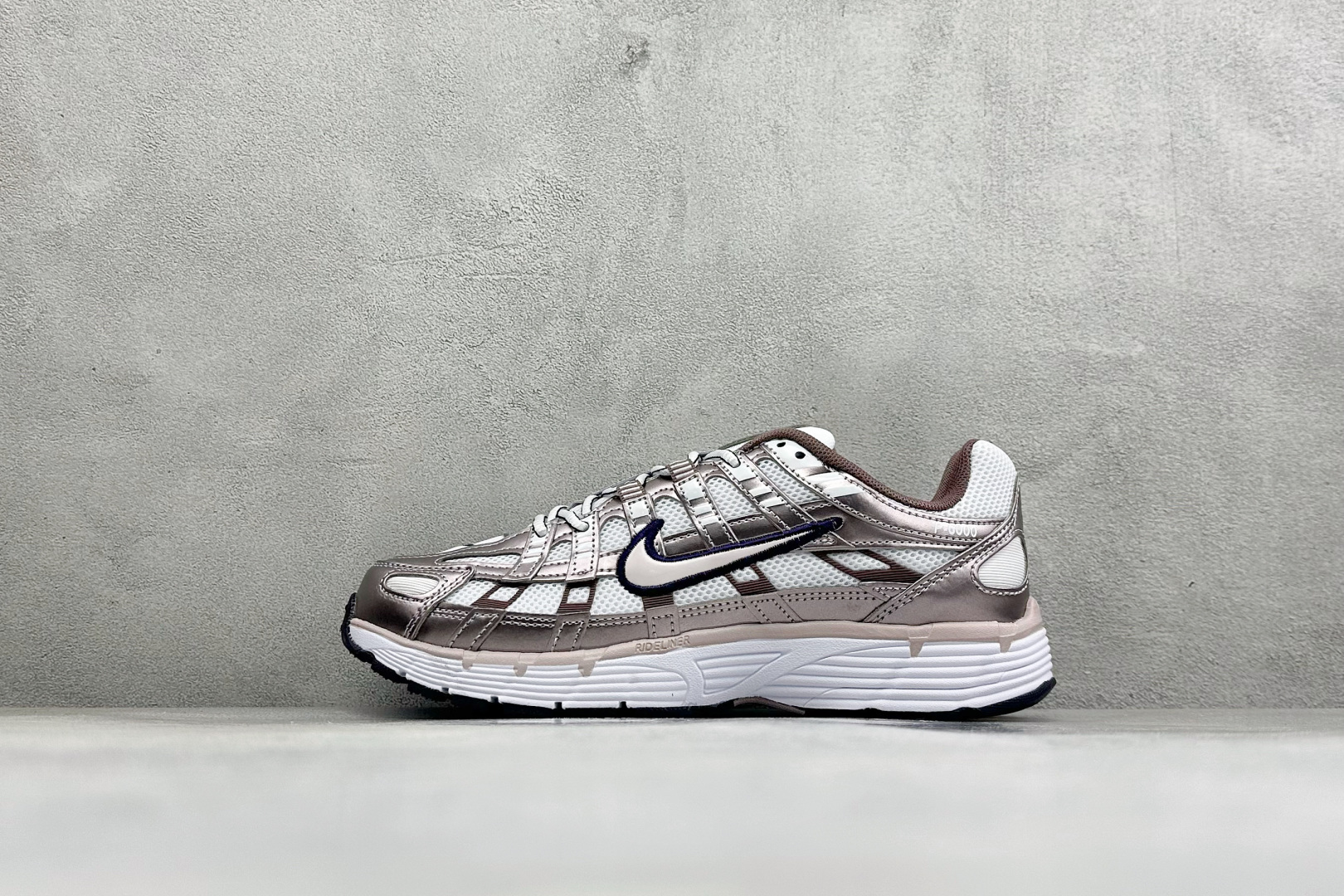 Nike P-6000 耐克低帮休闲城市通勤跑步鞋 采用透气网眼布搭配皮革和合成材质覆面 再现早期鞋款外观 活力配色打造
