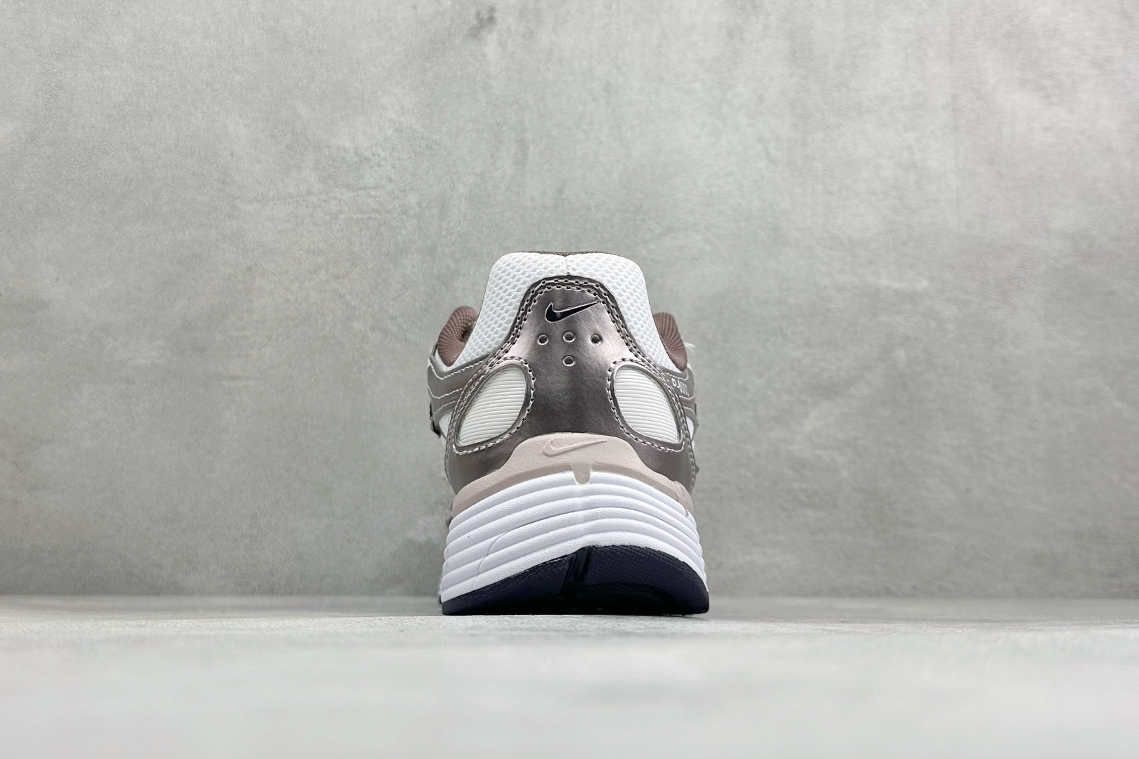 Nike P-6000 耐克低帮休闲城市通勤跑步鞋 采用透气网眼布搭配皮革和合成材质覆面 再现早期鞋款外观 活力配色打造