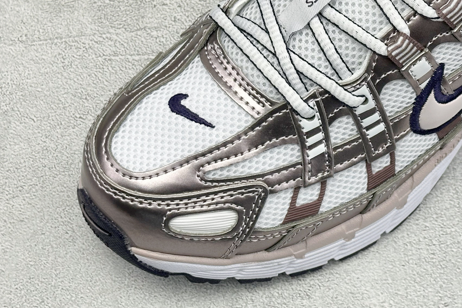 Nike P-6000 耐克低帮休闲城市通勤跑步鞋 采用透气网眼布搭配皮革和合成材质覆面 再现早期鞋款外观 活力配色打造