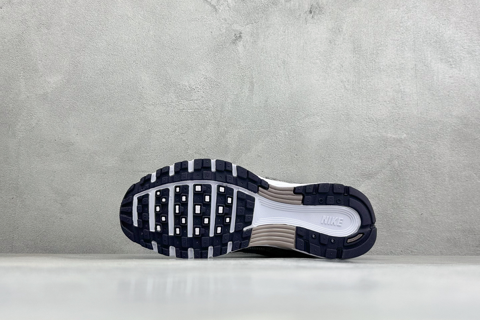 Nike P-6000 耐克低帮休闲城市通勤跑步鞋 采用透气网眼布搭配皮革和合成材质覆面 再现早期鞋款外观 活力配色打造