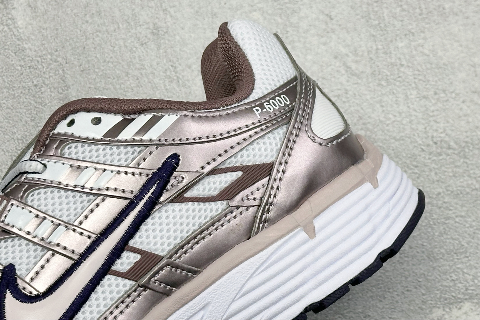 Nike P-6000 耐克低帮休闲城市通勤跑步鞋 采用透气网眼布搭配皮革和合成材质覆面 再现早期鞋款外观 活力配色打造