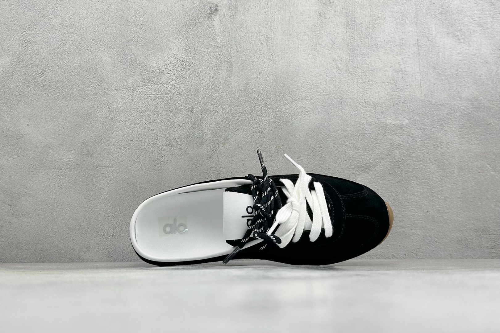 G5版ALO SUNSET SNEAKER 新款休闲德训半拖 设计上延续了德训鞋的经典线条，做了无后跟半拖的懒人改良，鞋