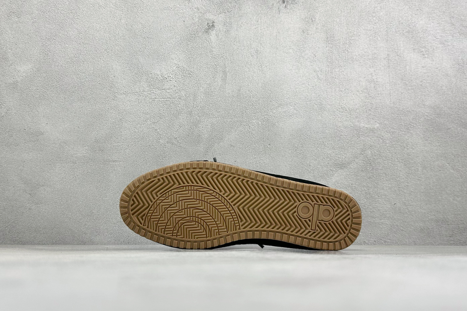 G5版ALO SUNSET SNEAKER 新款休闲德训半拖 设计上延续了德训鞋的经典线条，做了无后跟半拖的懒人改良，鞋
