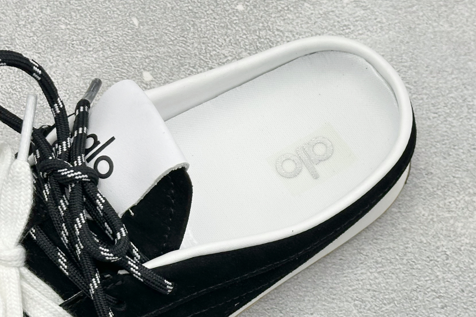 G5版ALO SUNSET SNEAKER 新款休闲德训半拖 设计上延续了德训鞋的经典线条，做了无后跟半拖的懒人改良，鞋