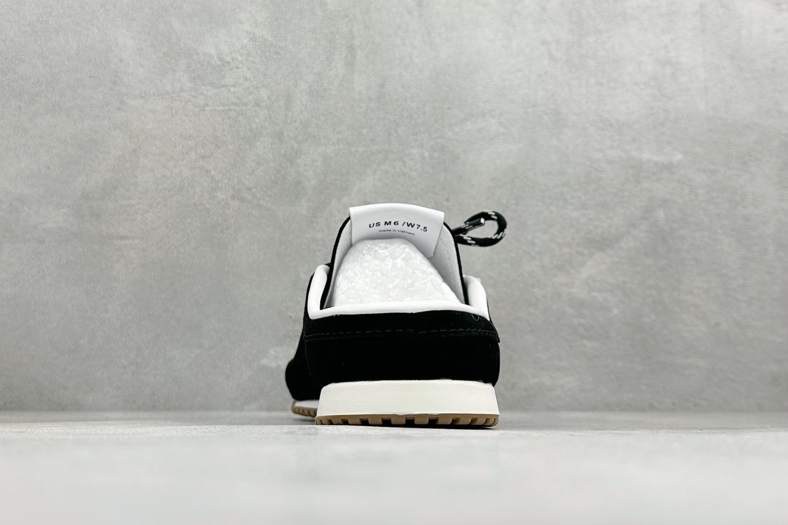 G5版ALO SUNSET SNEAKER 新款休闲德训半拖 设计上延续了德训鞋的经典线条，做了无后跟半拖的懒人改良，鞋