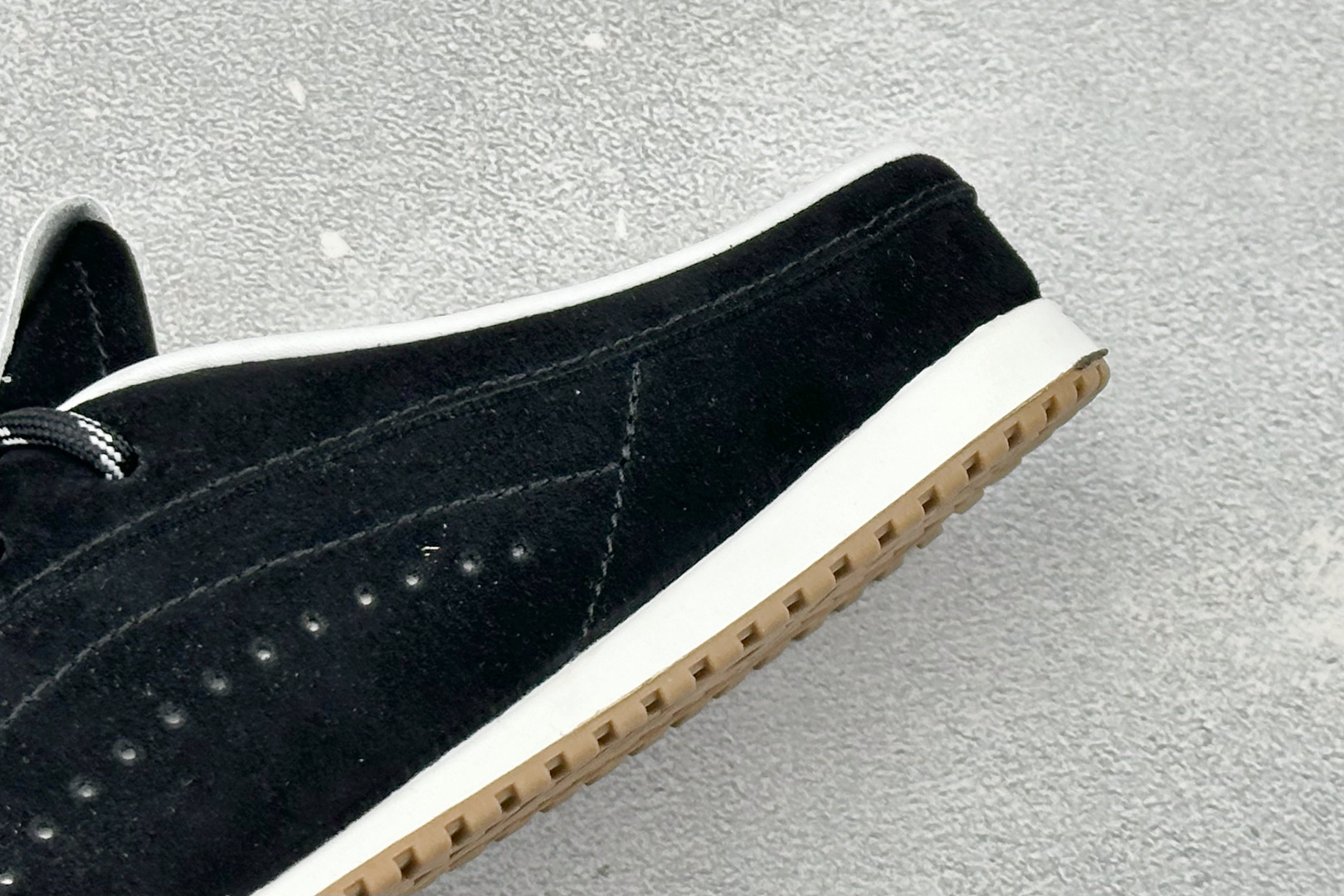 G5版ALO SUNSET SNEAKER 新款休闲德训半拖 设计上延续了德训鞋的经典线条，做了无后跟半拖的懒人改良，鞋
