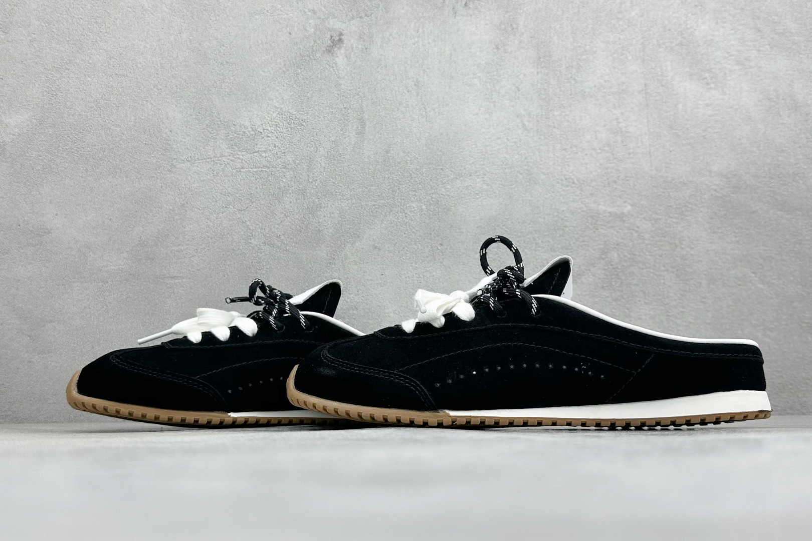 G5版ALO SUNSET SNEAKER 新款休闲德训半拖 设计上延续了德训鞋的经典线条，做了无后跟半拖的懒人改良，鞋