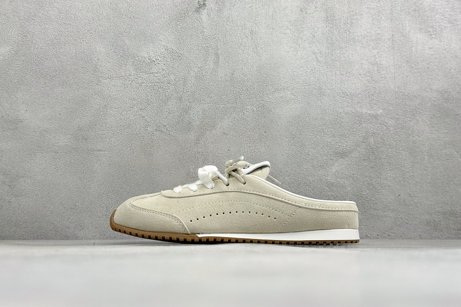 G5版ALO SUNSET SNEAKER 新款休闲德训半拖 设计上延续了德训鞋的经典线条,做了无后跟半拖的懒人改良,鞋 G5版ALO SUNSET SNEAKER 新款休闲德训半拖 设计上延续了德训鞋的经典线条,做了无后跟半拖的懒人改良,鞋
