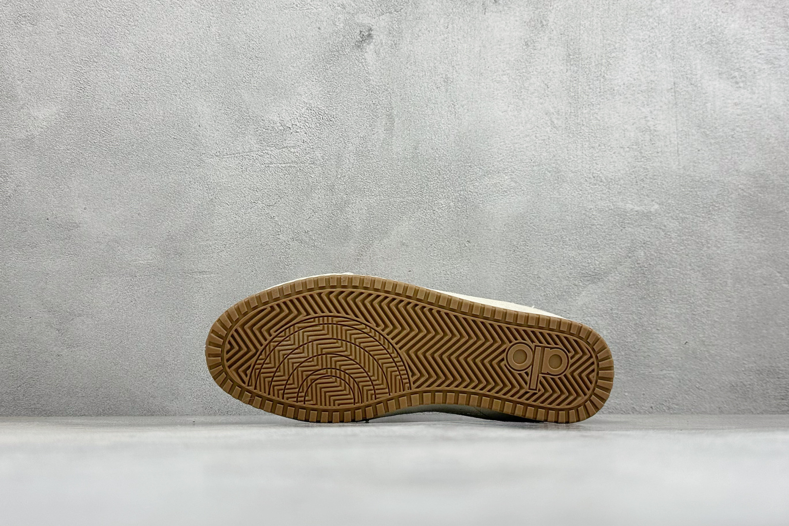 G5版ALO SUNSET SNEAKER 新款休闲德训半拖 设计上延续了德训鞋的经典线条,做了无后跟半拖的懒人改良,鞋 G5版ALO SUNSET SNEAKER 新款休闲德训半拖 设计上延续了德训鞋的经典线条,做了无后跟半拖的懒人改良,鞋