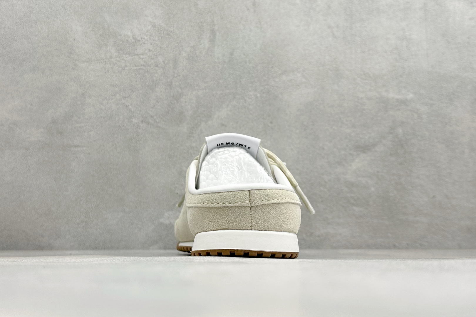 G5版ALO SUNSET SNEAKER 新款休闲德训半拖 设计上延续了德训鞋的经典线条,做了无后跟半拖的懒人改良,鞋 G5版ALO SUNSET SNEAKER 新款休闲德训半拖 设计上延续了德训鞋的经典线条,做了无后跟半拖的懒人改良,鞋