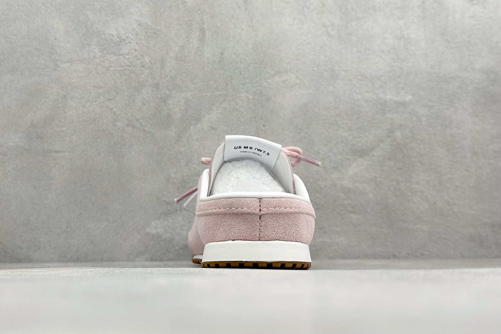 G5版ALO SUNSET SNEAKER 新款休闲德训半拖 设计上延续了德训鞋的经典线条，做了无后跟半拖的懒人改良，鞋