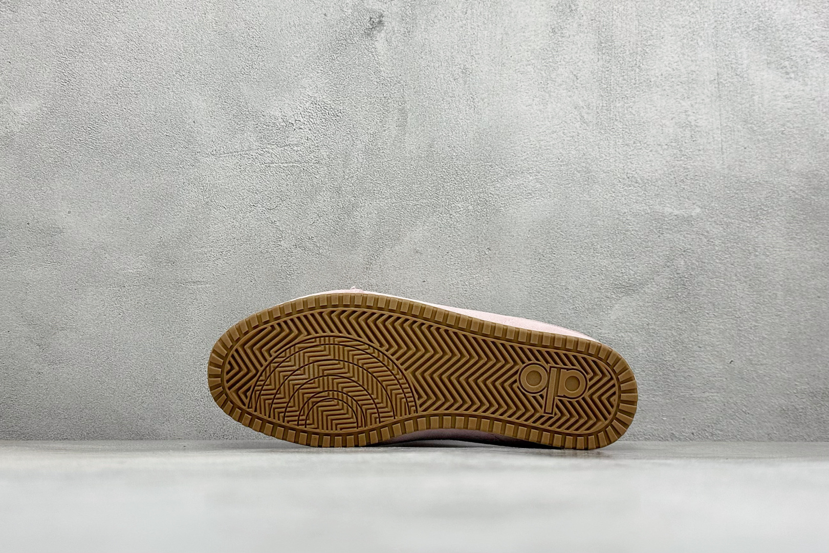 G5版ALO SUNSET SNEAKER 新款休闲德训半拖 设计上延续了德训鞋的经典线条，做了无后跟半拖的懒人改良，鞋