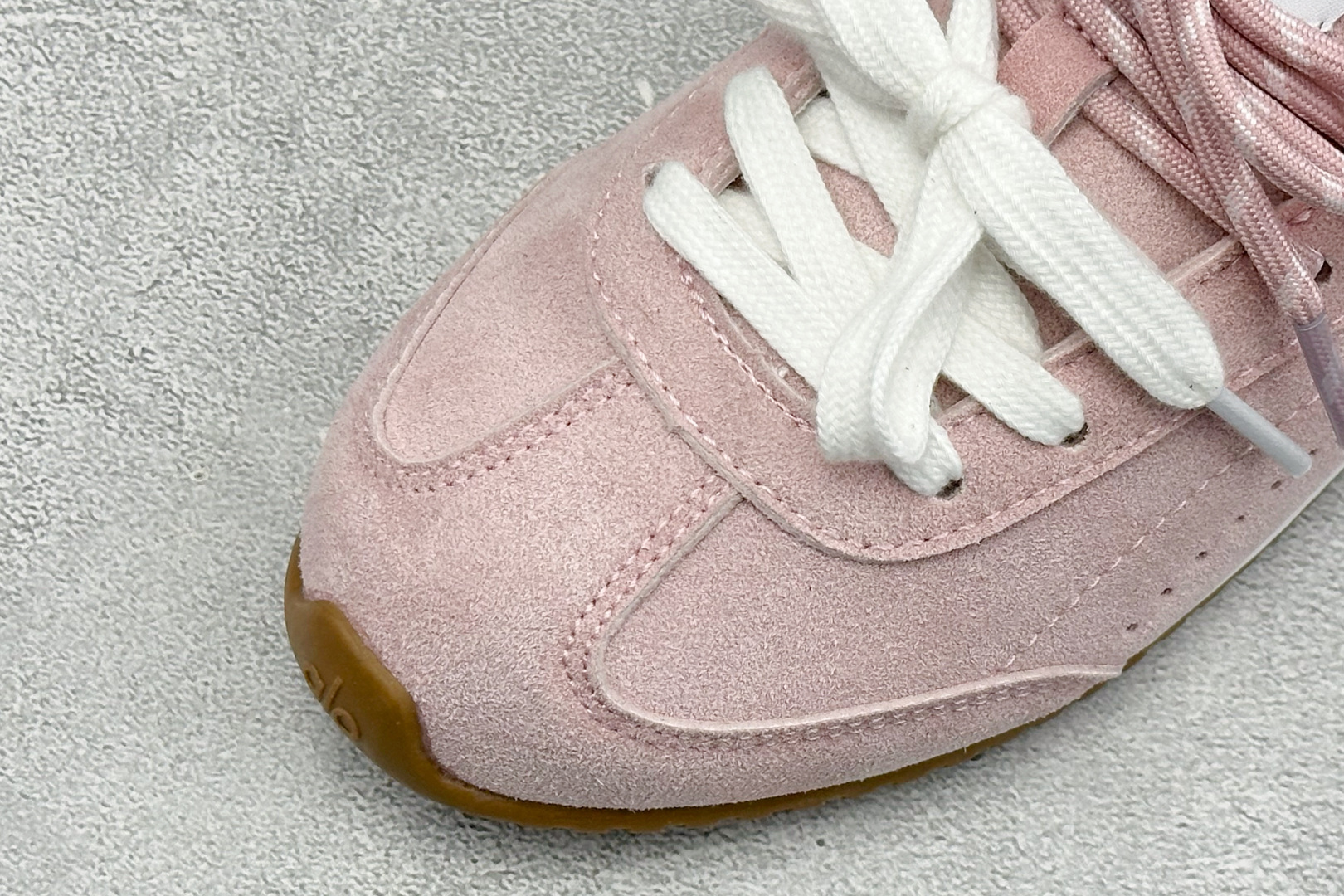 G5版ALO SUNSET SNEAKER 新款休闲德训半拖 设计上延续了德训鞋的经典线条，做了无后跟半拖的懒人改良，鞋