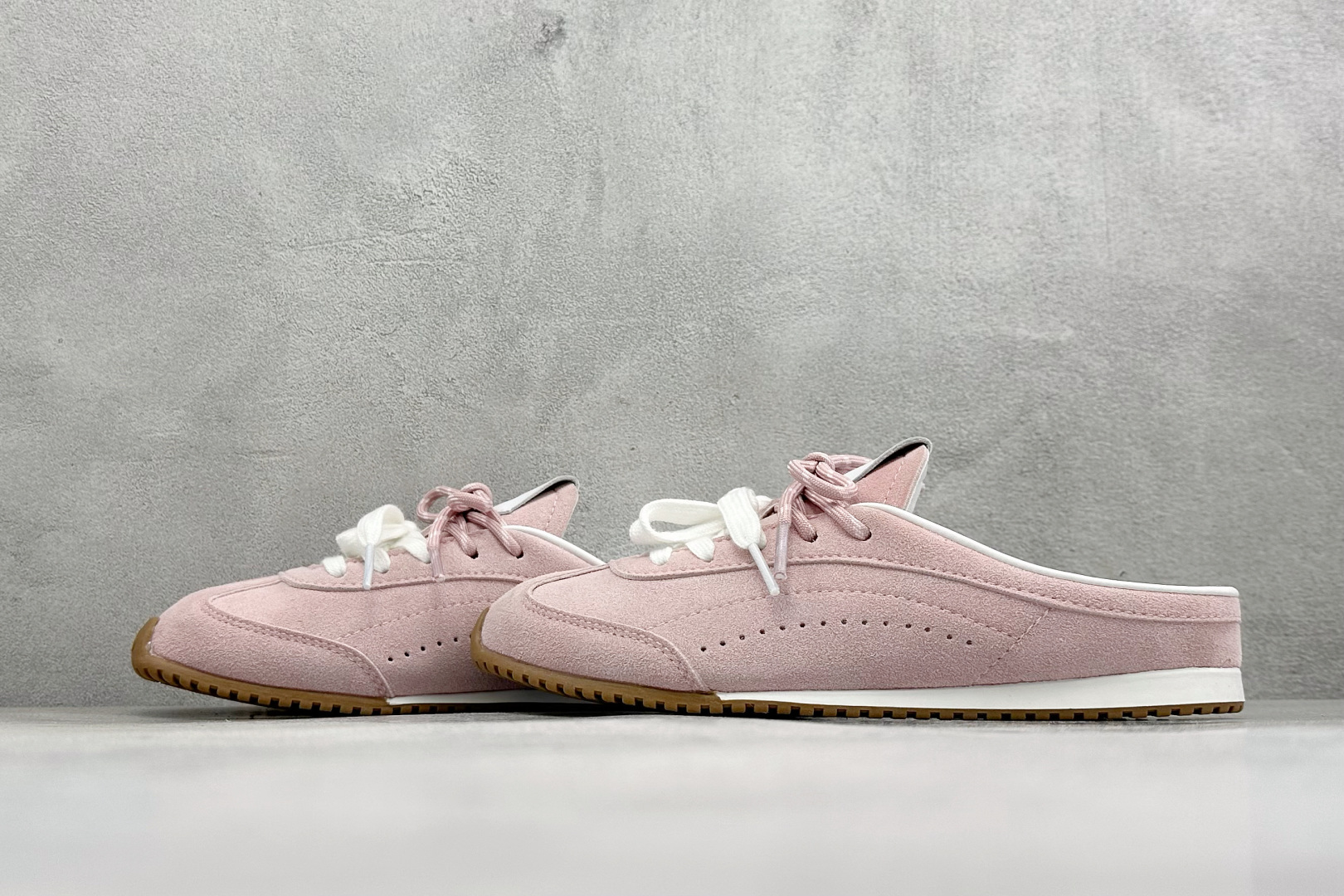 G5版ALO SUNSET SNEAKER 新款休闲德训半拖 设计上延续了德训鞋的经典线条，做了无后跟半拖的懒人改良，鞋