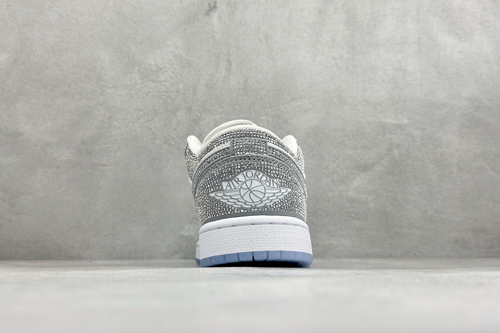 暗夜满钻 奢华出圈 AIR JORDAN 1,整鞋满铺精致闪钻面料,暗光下自带细腻光泽,哑光Swoosh勾简约大气,搭配 暗夜满钻 奢华出圈 AIR JORDAN 1,整鞋满铺精致闪钻面料,暗光下自带细腻光泽,哑光Swoosh勾简约大气,搭配