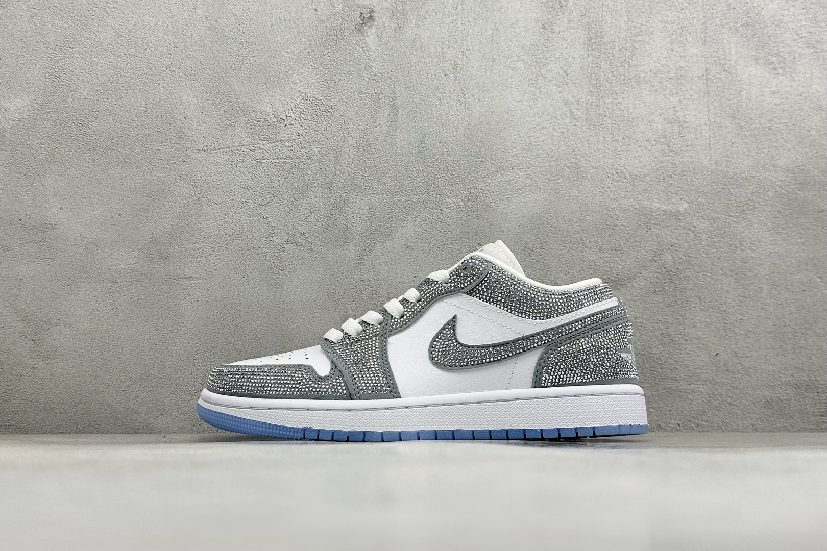 暗夜满钻 奢华出圈 AIR JORDAN 1,整鞋满铺精致闪钻面料,暗光下自带细腻光泽,哑光Swoosh勾简约大气,搭配 暗夜满钻 奢华出圈 AIR JORDAN 1,整鞋满铺精致闪钻面料,暗光下自带细腻光泽,哑光Swoosh勾简约大气,搭配