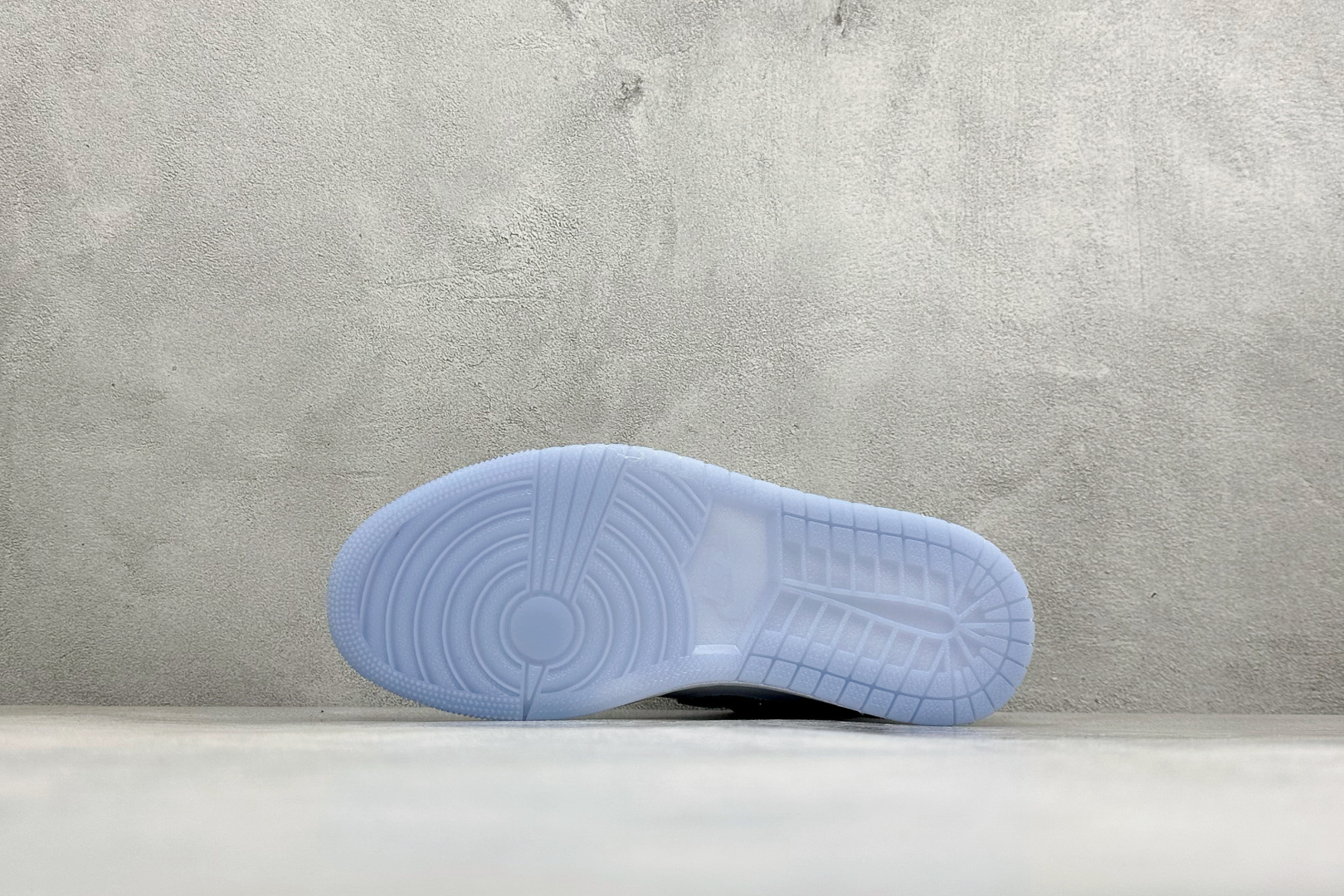 暗夜满钻 奢华出圈 AIR JORDAN 1,整鞋满铺精致闪钻面料,暗光下自带细腻光泽,哑光Swoosh勾简约大气,搭配 暗夜满钻 奢华出圈 AIR JORDAN 1,整鞋满铺精致闪钻面料,暗光下自带细腻光泽,哑光Swoosh勾简约大气,搭配