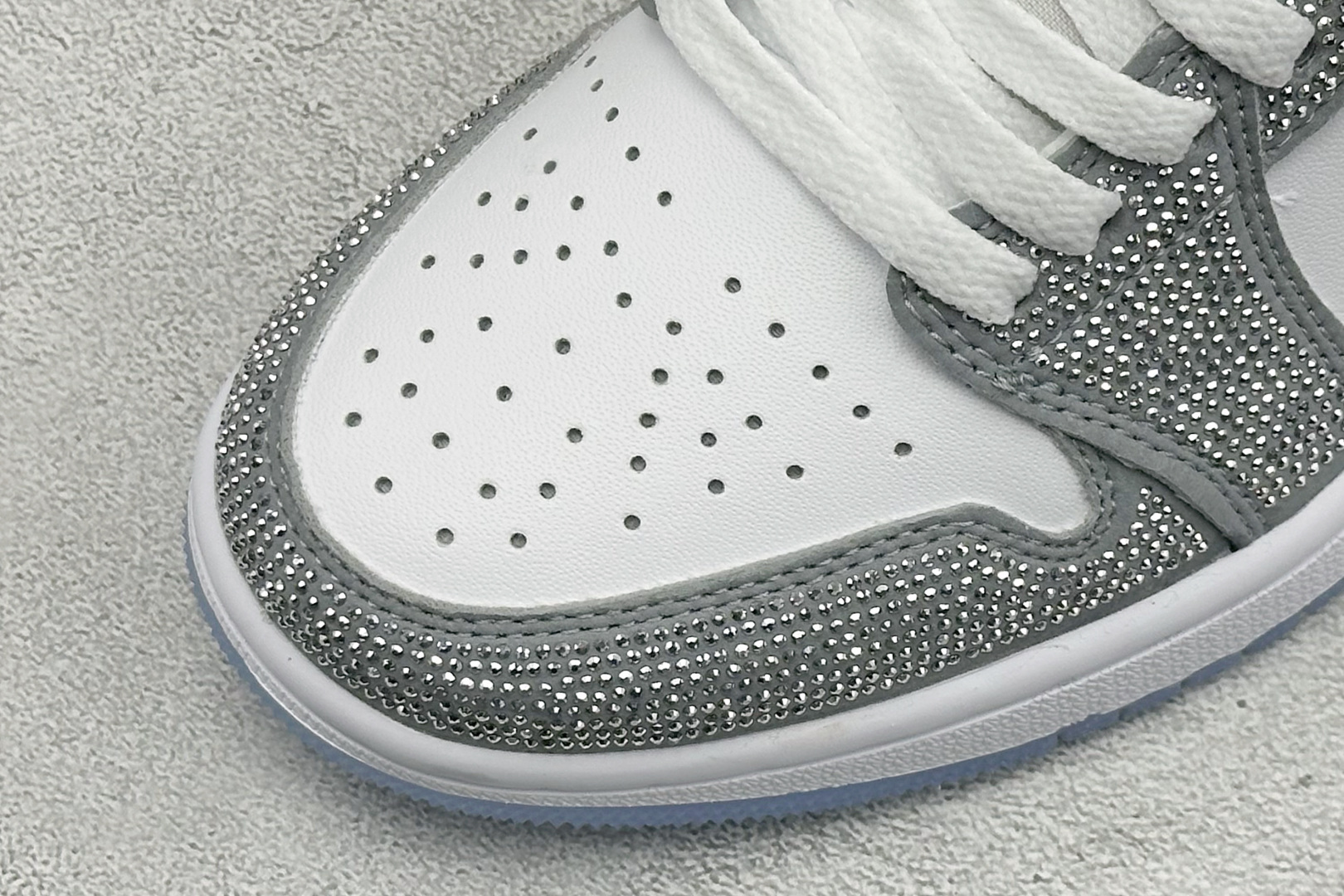 暗夜满钻 奢华出圈 AIR JORDAN 1,整鞋满铺精致闪钻面料,暗光下自带细腻光泽,哑光Swoosh勾简约大气,搭配 暗夜满钻 奢华出圈 AIR JORDAN 1,整鞋满铺精致闪钻面料,暗光下自带细腻光泽,哑光Swoosh勾简约大气,搭配