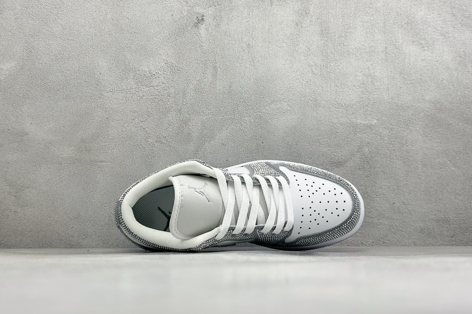 暗夜满钻 奢华出圈 AIR JORDAN 1,整鞋满铺精致闪钻面料,暗光下自带细腻光泽,哑光Swoosh勾简约大气,搭配 暗夜满钻 奢华出圈 AIR JORDAN 1,整鞋满铺精致闪钻面料,暗光下自带细腻光泽,哑光Swoosh勾简约大气,搭配