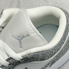 暗夜满钻 奢华出圈 AIR JORDAN 1,整鞋满铺精致闪钻面料,暗光下自带细腻光泽,哑光Swoosh勾简约大气,搭配 暗夜满钻 奢华出圈 AIR JORDAN 1,整鞋满铺精致闪钻面料,暗光下自带细腻光泽,哑光Swoosh勾简约大气,搭配