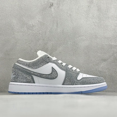 暗夜满钻 奢华出圈 AIR JORDAN 1,整鞋满铺精致闪钻面料,暗光下自带细腻光泽,哑光Swoosh勾简约大气,搭配 暗夜满钻 奢华出圈 AIR JORDAN 1,整鞋满铺精致闪钻面料,暗光下自带细腻光泽,哑光Swoosh勾简约大气,搭配