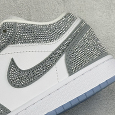 暗夜满钻 奢华出圈 AIR JORDAN 1,整鞋满铺精致闪钻面料,暗光下自带细腻光泽,哑光Swoosh勾简约大气,搭配 暗夜满钻 奢华出圈 AIR JORDAN 1,整鞋满铺精致闪钻面料,暗光下自带细腻光泽,哑光Swoosh勾简约大气,搭配