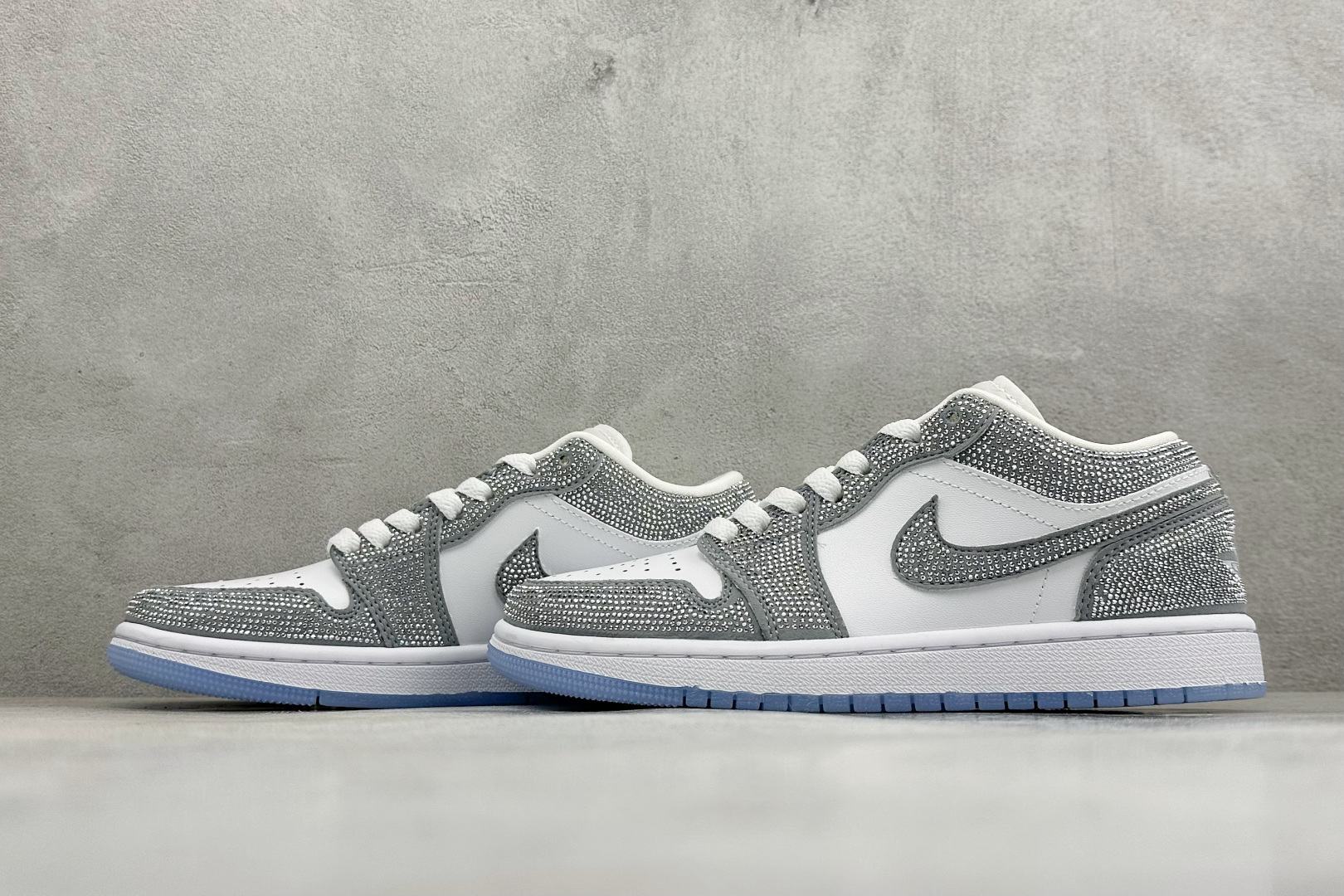 暗夜满钻 奢华出圈 AIR JORDAN 1,整鞋满铺精致闪钻面料,暗光下自带细腻光泽,哑光Swoosh勾简约大气,搭配 暗夜满钻 奢华出圈 AIR JORDAN 1,整鞋满铺精致闪钻面料,暗光下自带细腻光泽,哑光Swoosh勾简约大气,搭配