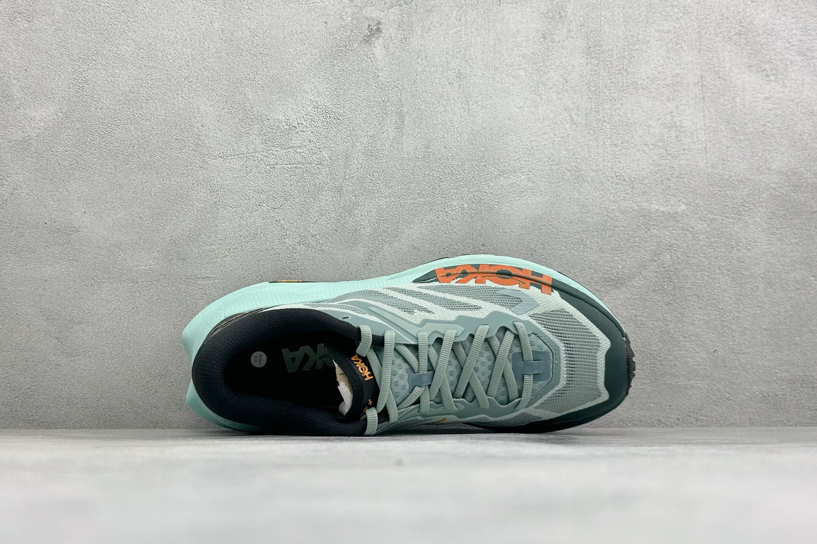 H版Hoka One One Mafate X 百搭经典超马越野跑步鞋 鞋面采用轻量梭织透气编织材质,中底搭载双密度分层 H版Hoka One One Mafate X 百搭经典超马越野跑步鞋 鞋面采用轻量梭织透气编织材质,中底搭载双密度分层