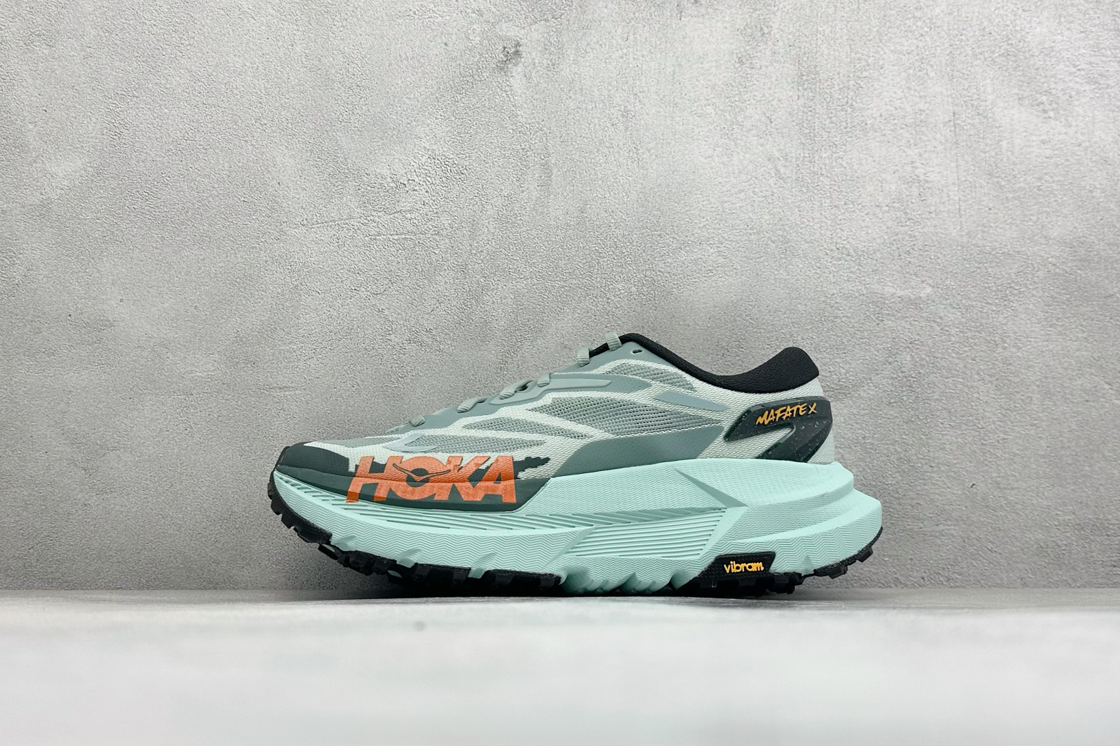 H版Hoka One One Mafate X 百搭经典超马越野跑步鞋 鞋面采用轻量梭织透气编织材质,中底搭载双密度分层 H版Hoka One One Mafate X 百搭经典超马越野跑步鞋 鞋面采用轻量梭织透气编织材质,中底搭载双密度分层