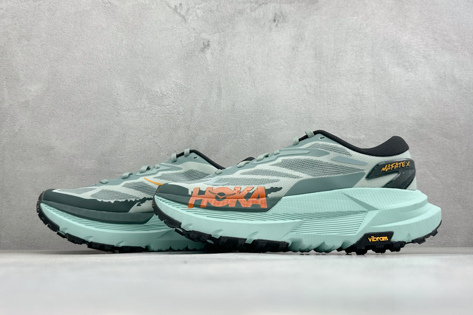 H版Hoka One One Mafate X 百搭经典超马越野跑步鞋 鞋面采用轻量梭织透气编织材质,中底搭载双密度分层 H版Hoka One One Mafate X 百搭经典超马越野跑步鞋 鞋面采用轻量梭织透气编织材质,中底搭载双密度分层