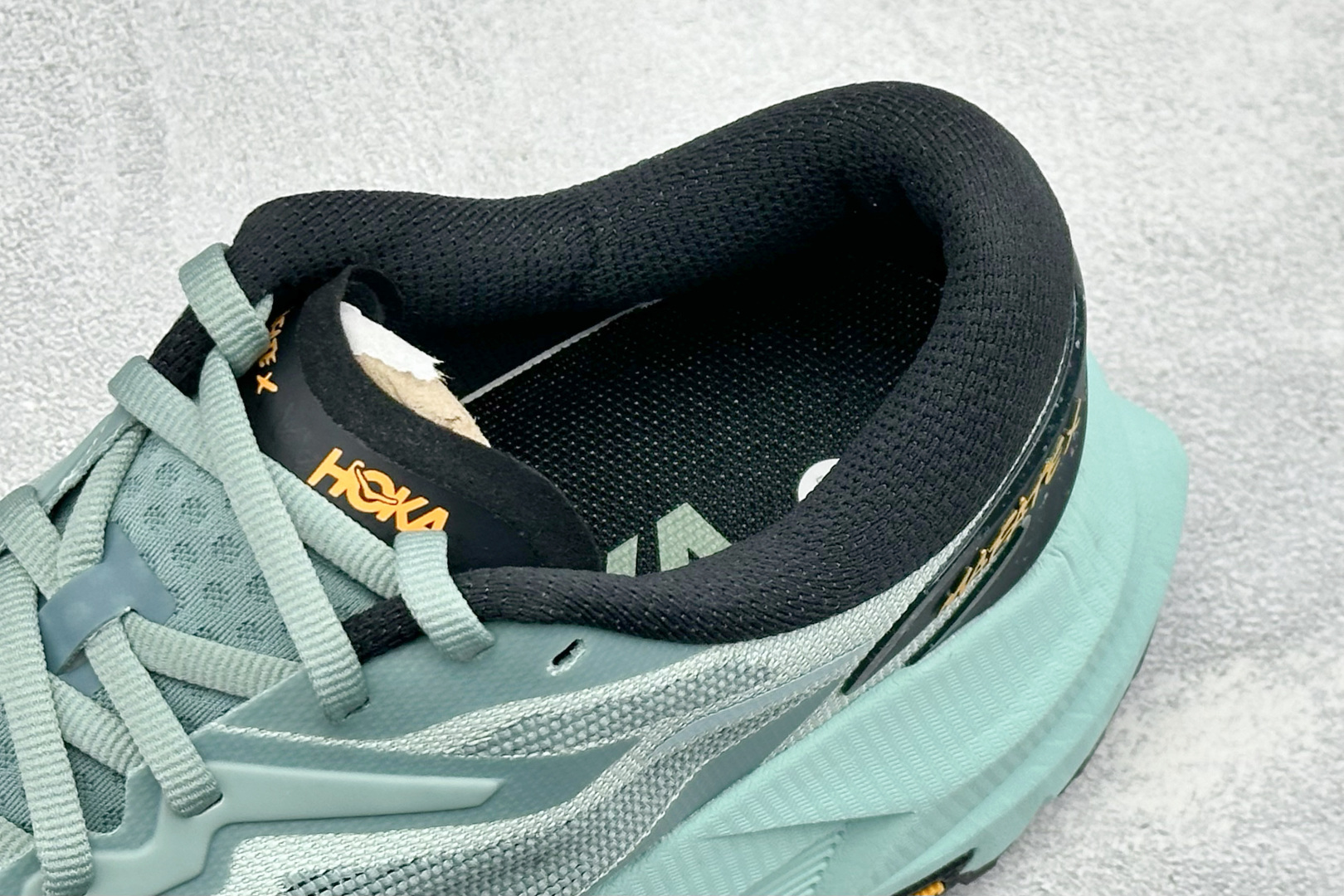 H版Hoka One One Mafate X 百搭经典超马越野跑步鞋 鞋面采用轻量梭织透气编织材质,中底搭载双密度分层 H版Hoka One One Mafate X 百搭经典超马越野跑步鞋 鞋面采用轻量梭织透气编织材质,中底搭载双密度分层