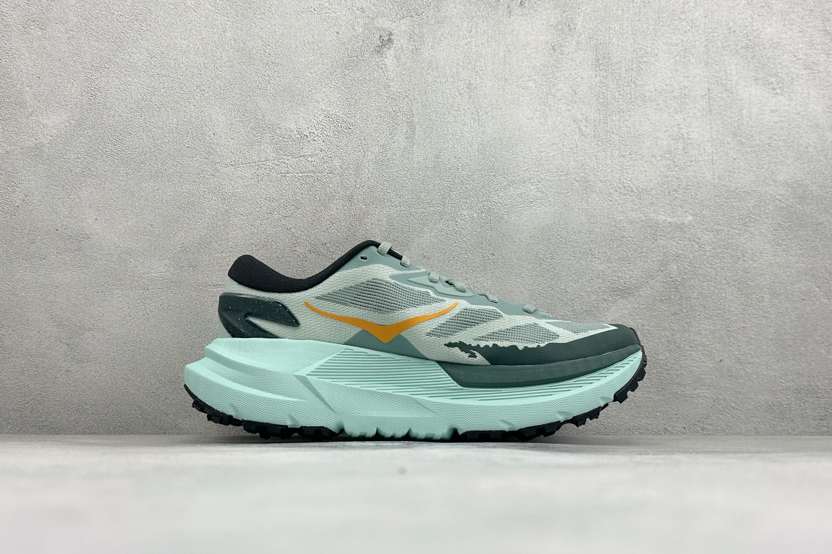 H版Hoka One One Mafate X 百搭经典超马越野跑步鞋 鞋面采用轻量梭织透气编织材质,中底搭载双密度分层 H版Hoka One One Mafate X 百搭经典超马越野跑步鞋 鞋面采用轻量梭织透气编织材质,中底搭载双密度分层