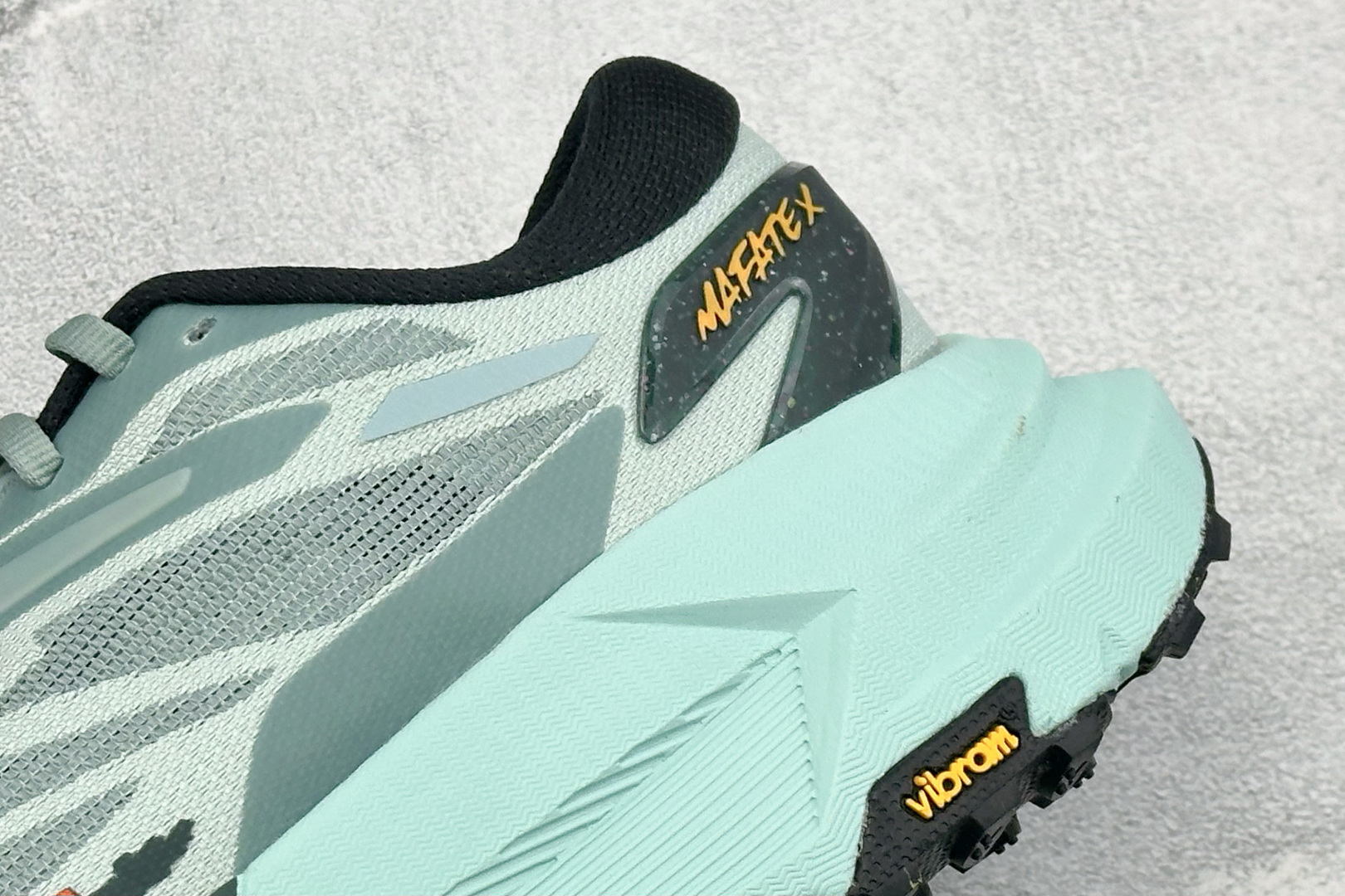 H版Hoka One One Mafate X 百搭经典超马越野跑步鞋 鞋面采用轻量梭织透气编织材质,中底搭载双密度分层 H版Hoka One One Mafate X 百搭经典超马越野跑步鞋 鞋面采用轻量梭织透气编织材质,中底搭载双密度分层