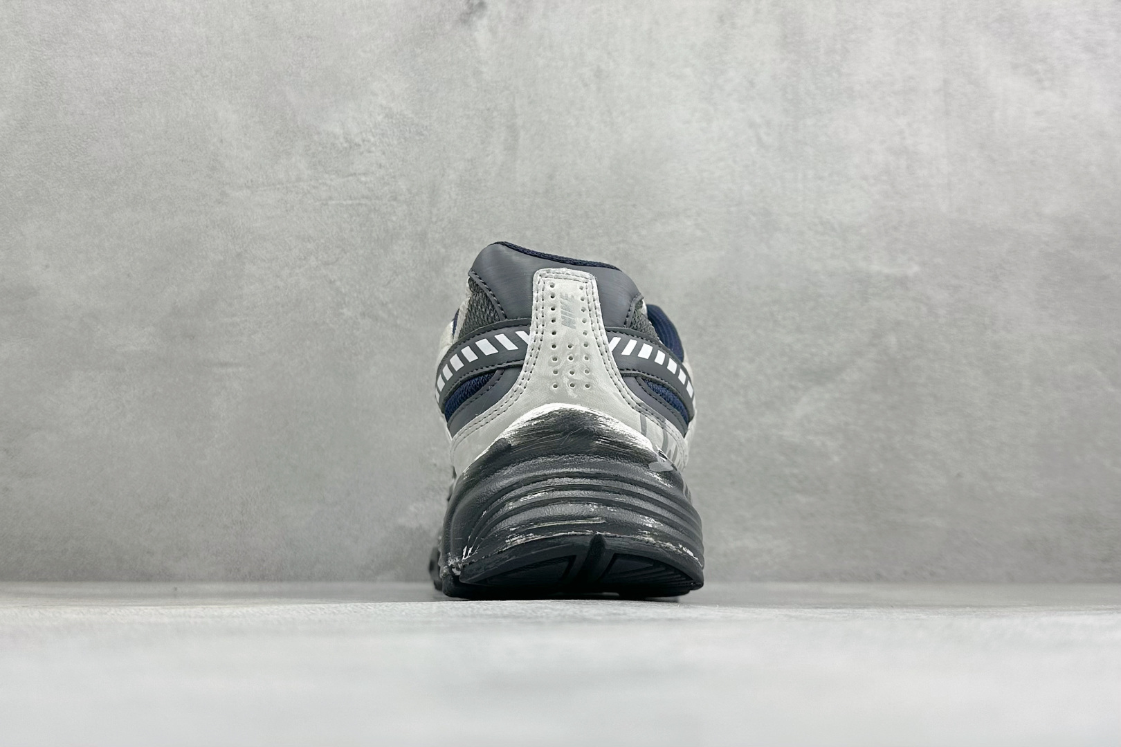 NIKE INITIATOR创始者系列复古休闲运动舒适跑鞋 采用透气网眼鞋面和支撑覆盖层，自然运动设计的Phlyon中底