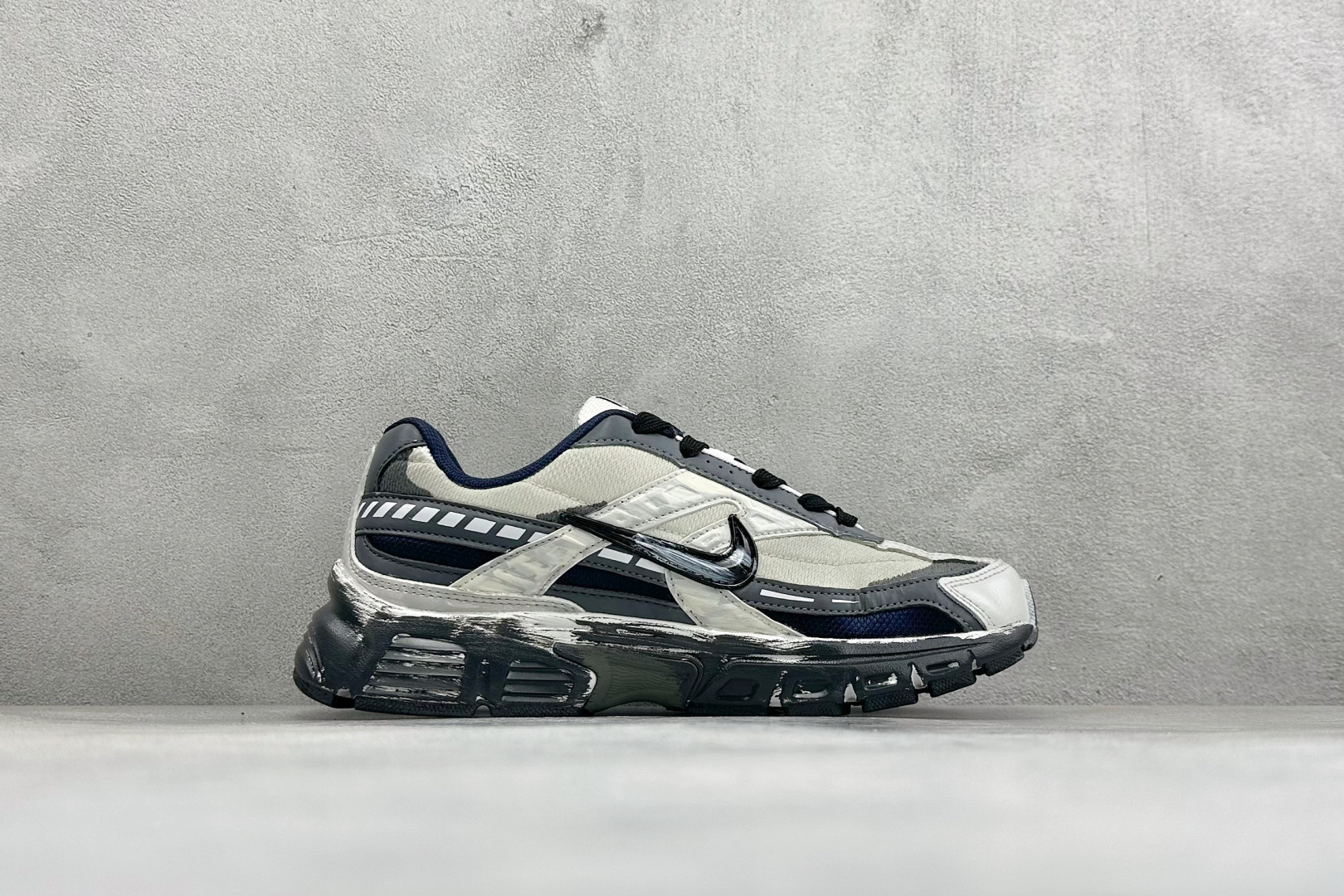 NIKE INITIATOR创始者系列复古休闲运动舒适跑鞋 采用透气网眼鞋面和支撑覆盖层，自然运动设计的Phlyon中底