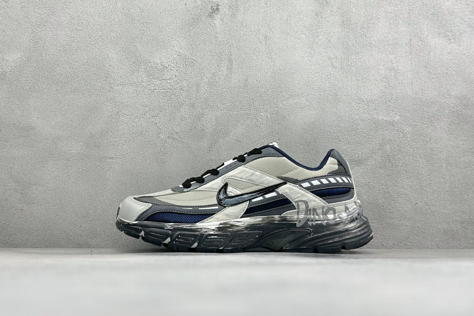 NIKE INITIATOR创始者系列复古休闲运动舒适跑鞋 采用透气网眼鞋面和支撑覆盖层，自然运动设计的Phlyon中底