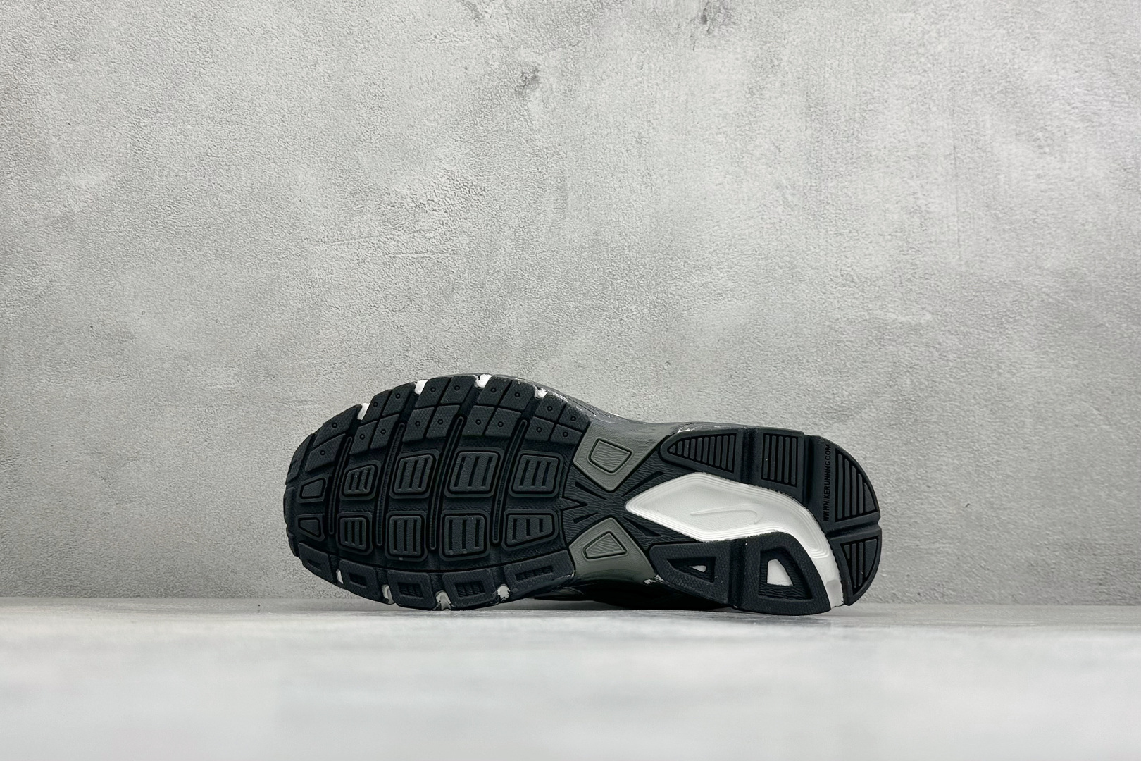 NIKE INITIATOR创始者系列复古休闲运动舒适跑鞋 采用透气网眼鞋面和支撑覆盖层，自然运动设计的Phlyon中底