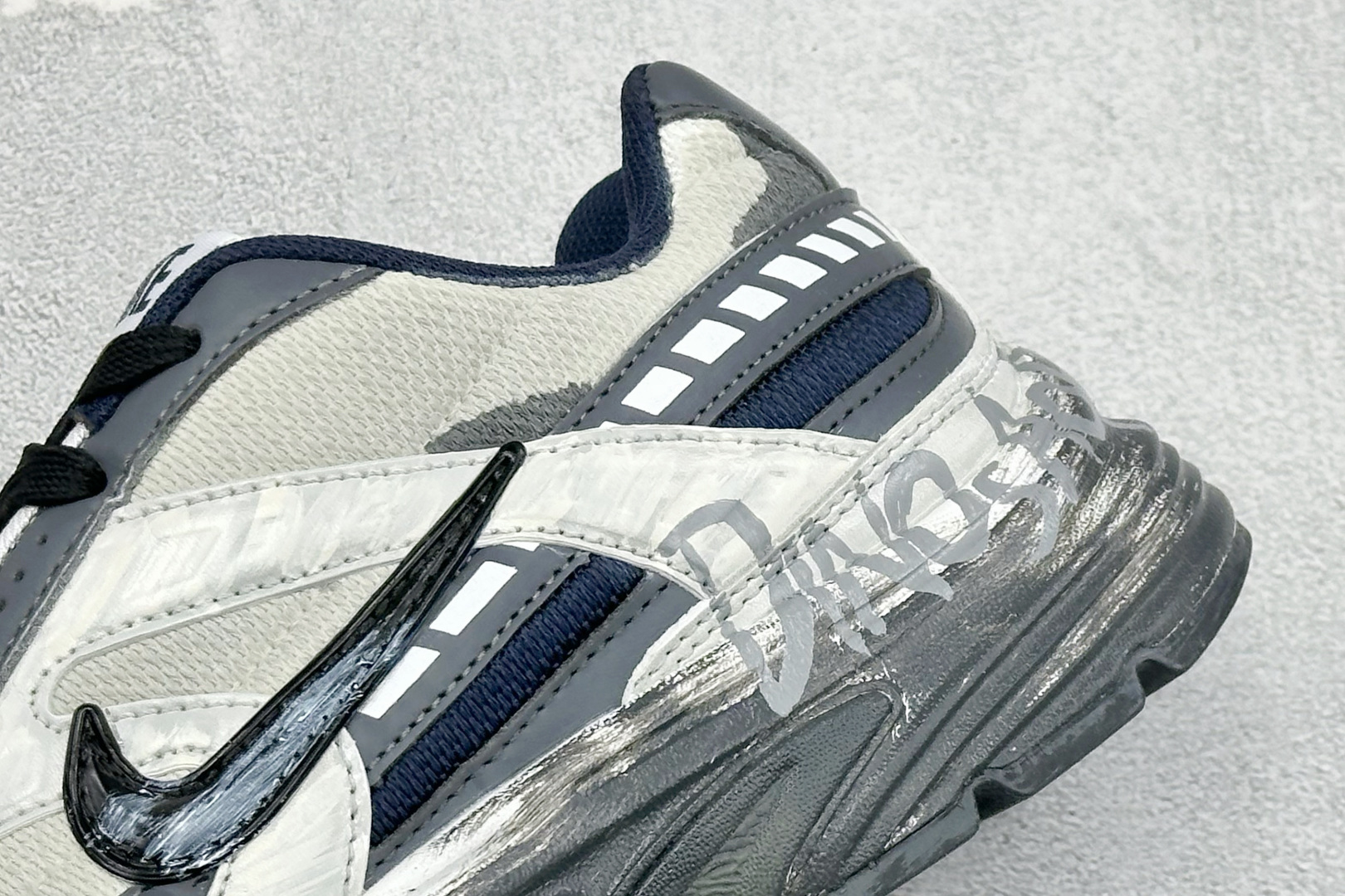 NIKE INITIATOR创始者系列复古休闲运动舒适跑鞋 采用透气网眼鞋面和支撑覆盖层，自然运动设计的Phlyon中底