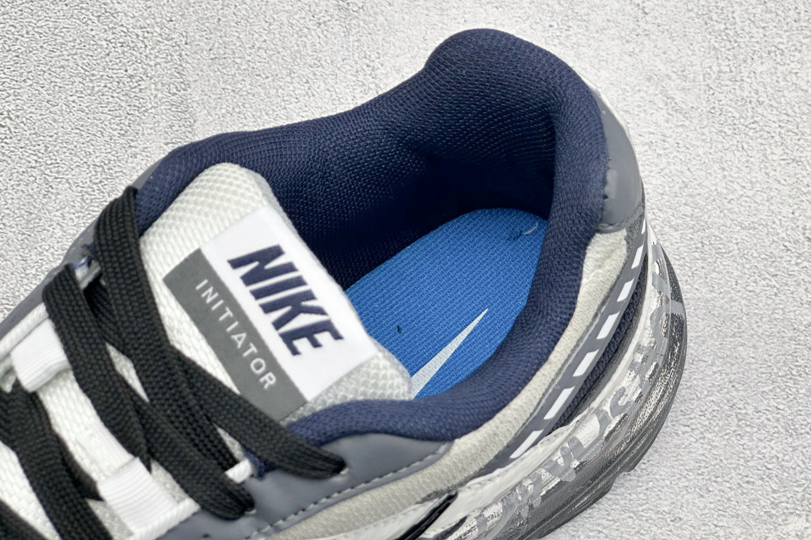 NIKE INITIATOR创始者系列复古休闲运动舒适跑鞋 采用透气网眼鞋面和支撑覆盖层，自然运动设计的Phlyon中底
