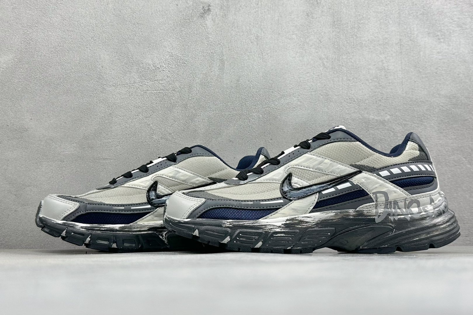 NIKE INITIATOR创始者系列复古休闲运动舒适跑鞋 采用透气网眼鞋面和支撑覆盖层，自然运动设计的Phlyon中底