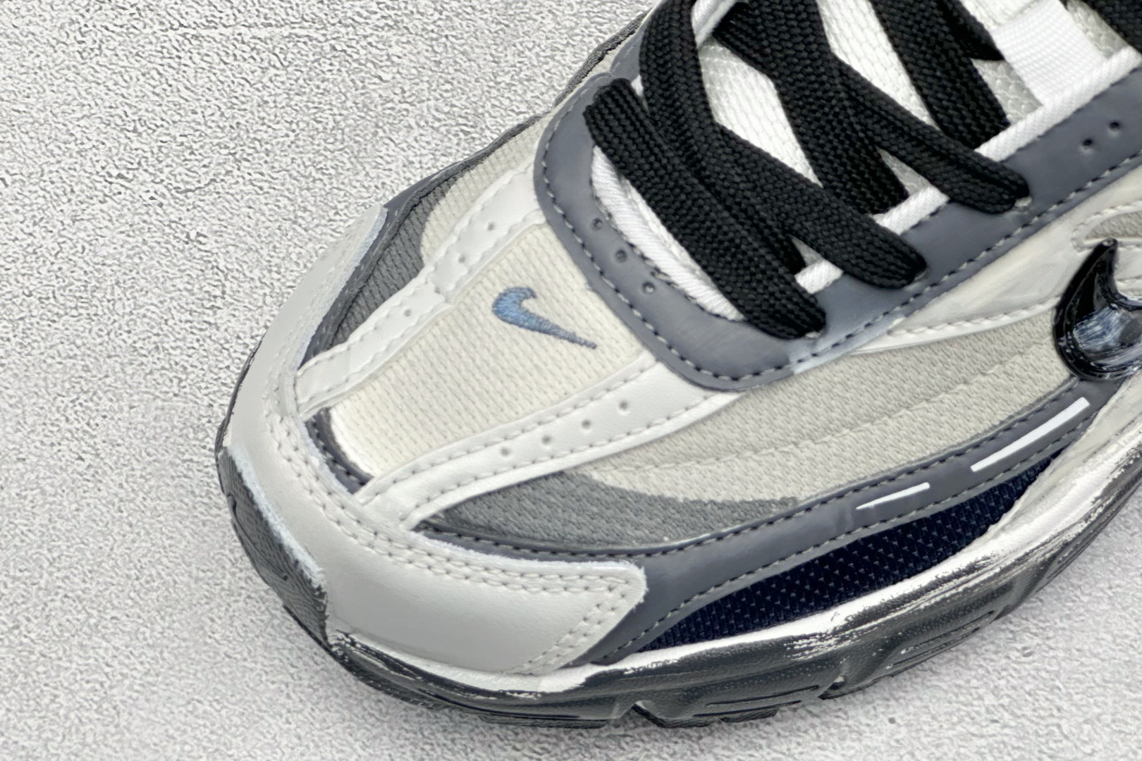 NIKE INITIATOR创始者系列复古休闲运动舒适跑鞋 采用透气网眼鞋面和支撑覆盖层，自然运动设计的Phlyon中底