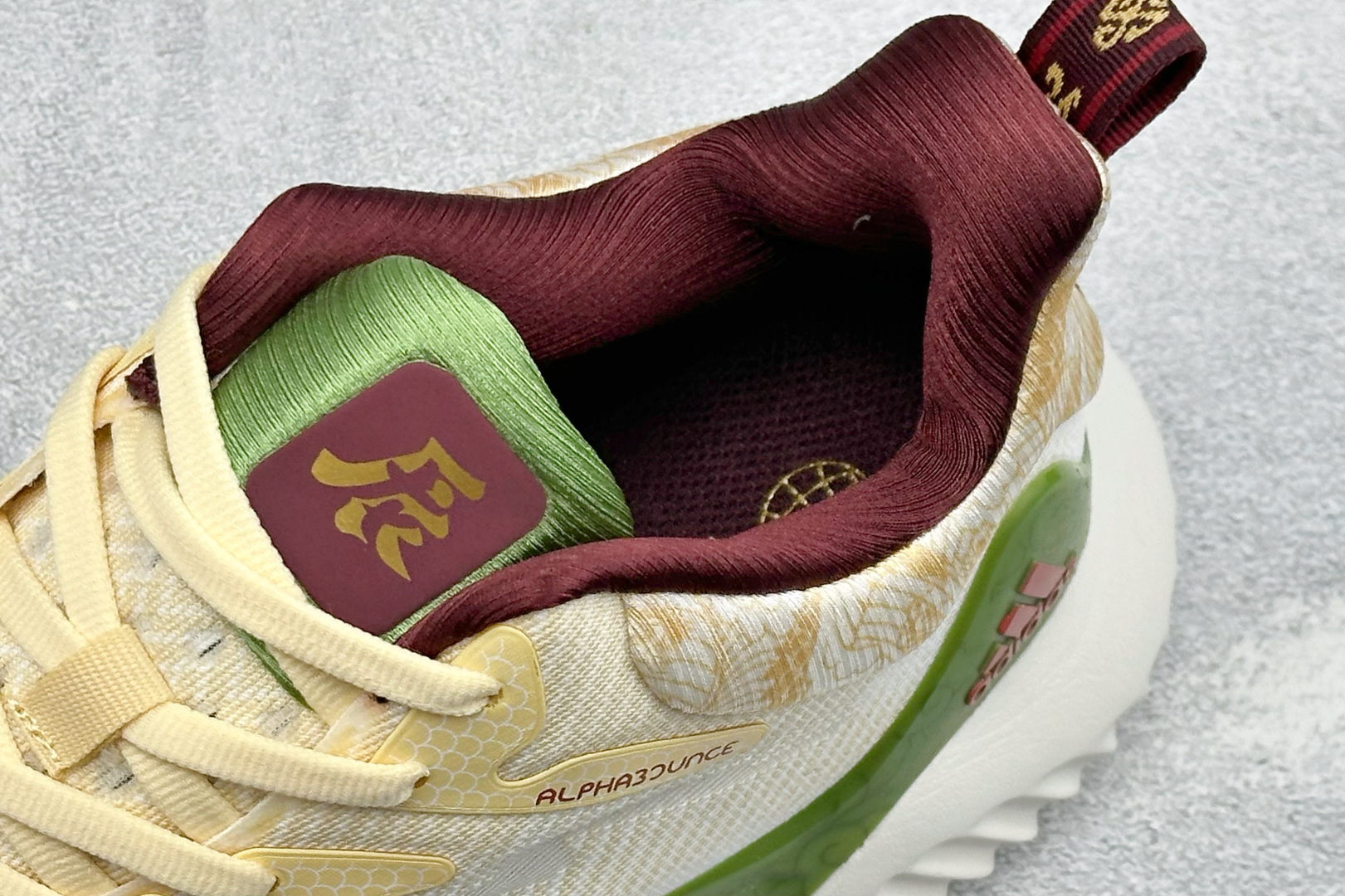 Adidas AlphaBounce Beyond M 阿迪耐磨透气防震跑步鞋 保暖弹力透气贾卡鞋面 正确高弹轻量 发泡