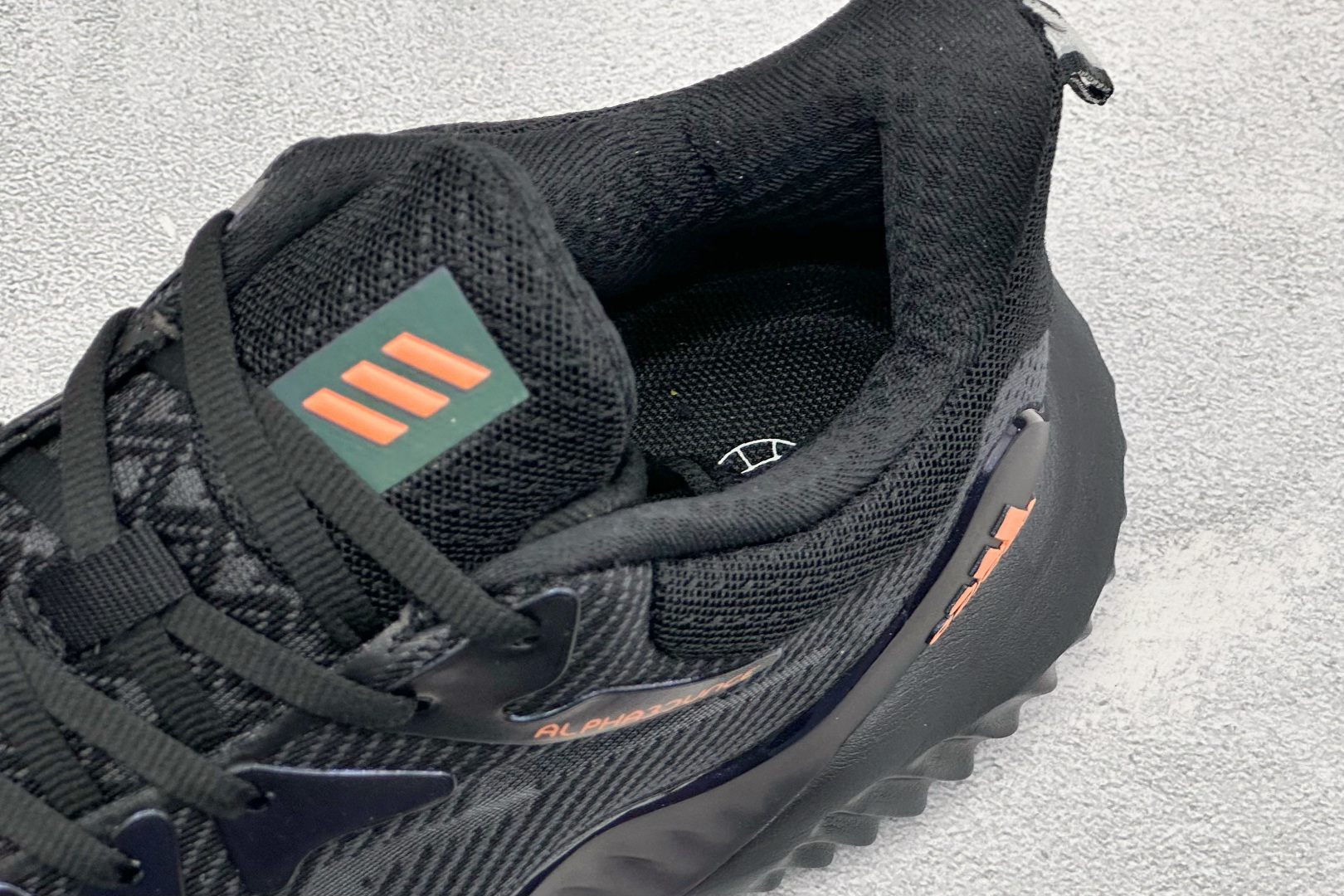 Adidas AlphaBounce Beyond M 阿迪耐磨透气防震跑步鞋 保暖弹力透气贾卡鞋面 正确高弹轻量 发泡