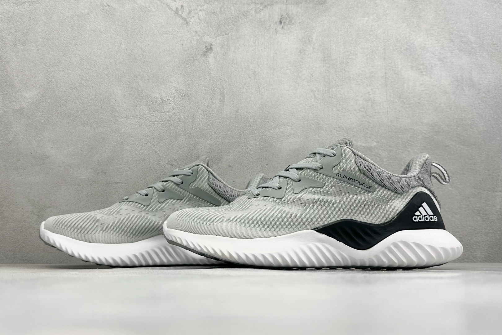 Adidas AlphaBounce Beyond M 阿迪耐磨透气防震跑步鞋 保暖弹力透气贾卡鞋面 正确高弹轻量 发泡